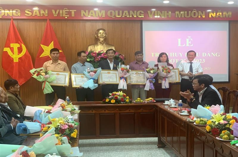 Đồng chí Hà Văn Thuận, Phó Bí thư Thường trực Huyện ủy và đồng chí Nguyễn Văn Hoàng, Phó Bí thư HU, Chủ tịch UBND huyện trao Huy hiệu 40, 30 năm tuổi Đảng cho các đảng viên