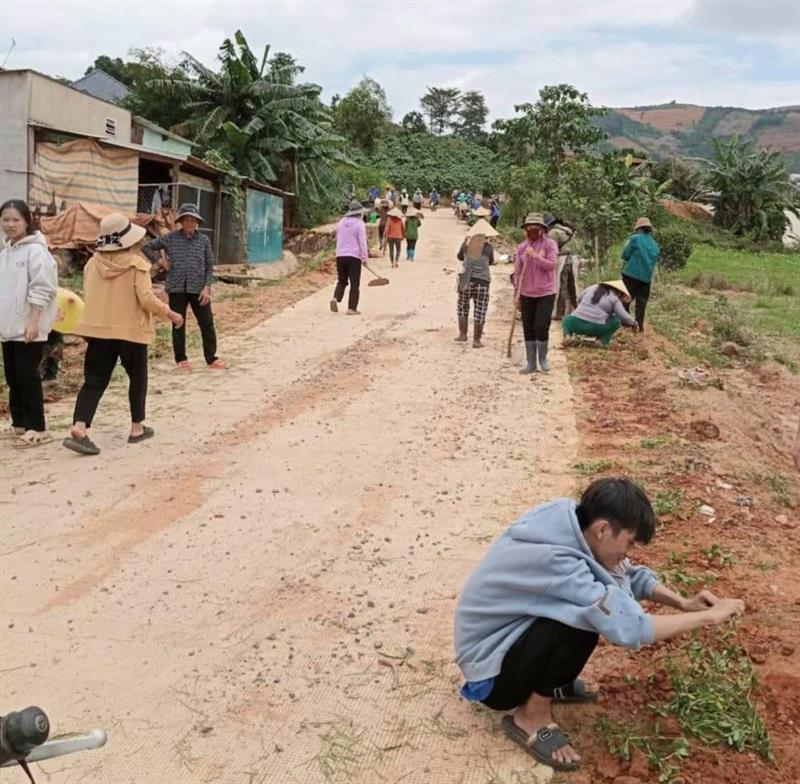 Nhân dân xã Tân Thanh tham gia xây dựng tuyến đường hoa trong “Ngày Chủ nhật vì cộng đồng”