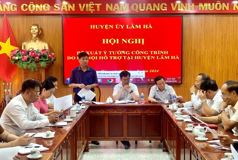Đồng chí Nguyễn Văn Tân, Phó Bí thư Huyện ủy, Chủ tịch HĐND huyện phát biểu tại cuộc họp