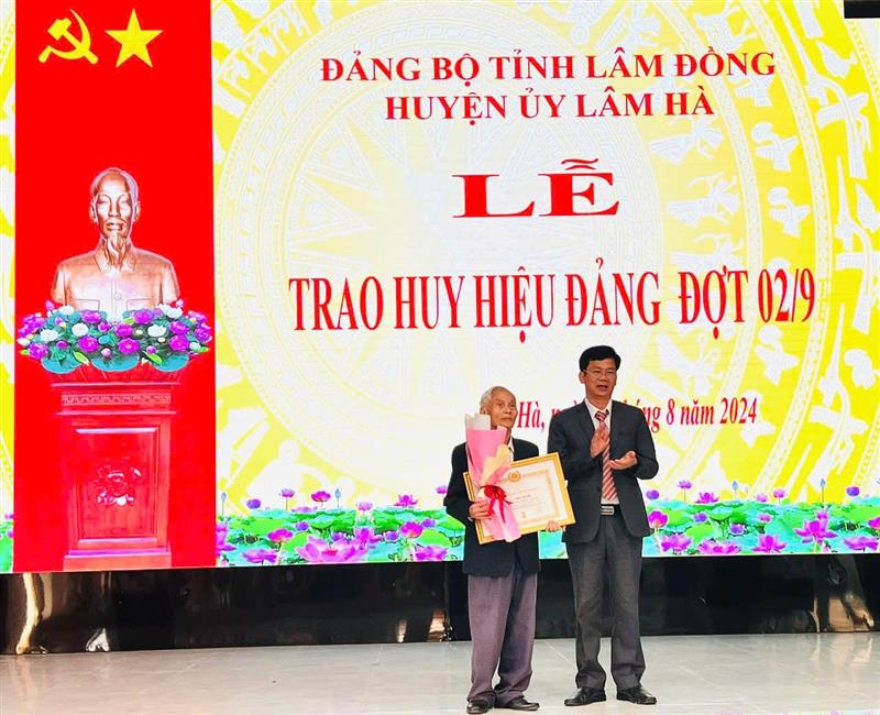 Đ/c Nguyễn Văn Sơn, TUV – Bí thư Huyện ủy trao Huy hiệu Đảng cho đồng chí Phạm Văn Hòe 60 năm tuổi Đảng