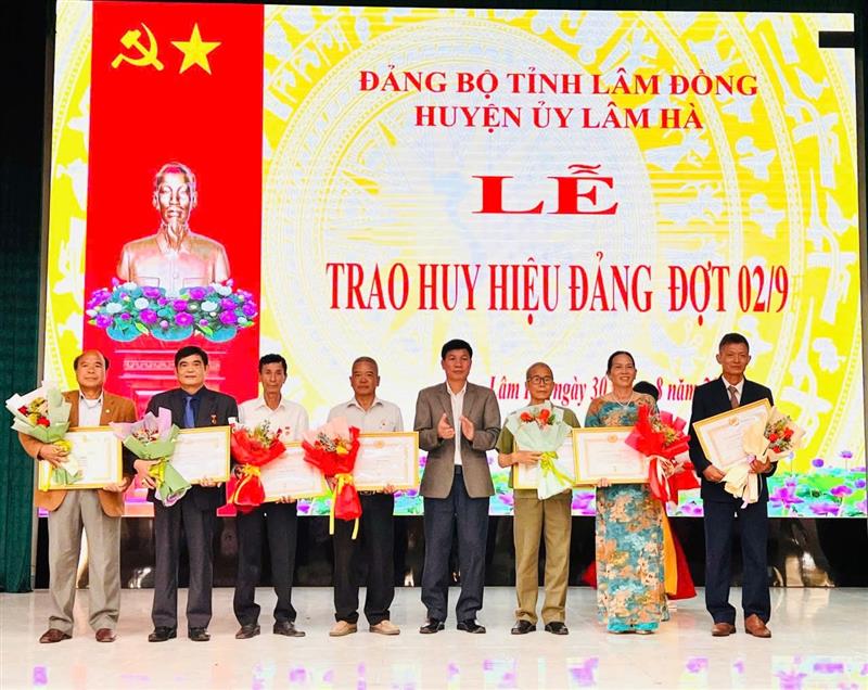 Đ/c Nguyễn Văn Tân, Phó Bí thư Thường trực Huyện ủy, Chủ tịch HĐND huyện trao tặng Huy hiệu Đảng cho các đồng chí 40 năm tuổi Đảng