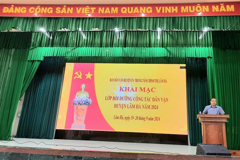 Đồng chí Nguyễn Văn Tình – UVBTV, Trưởng Ban Tuyên giáo, Giám đốc Trung tâm Chính trị báo cáo viên tại Hội nghị