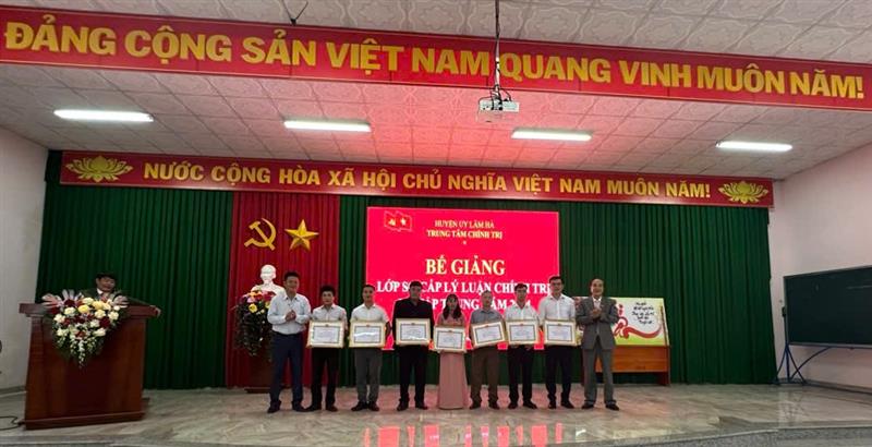 (Đồng chí Nguyễn Văn Tình, Trưởng ban Tuyên giáo và Đồng chí Trương Quốc Khánh, Trưởng Ban Tổ chức Huyện ủy  trao giấy khen cho các học viên có thành tích trong học tập và tham gia quản lý lớp học)