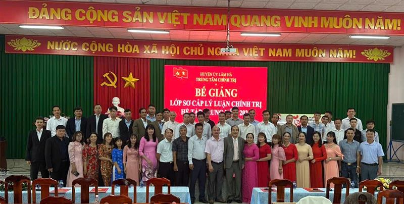 (Các đại biểu chụp hình lưu niệm với lớp sơ cấp)