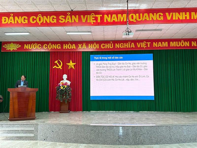 (Đồng chí Nguyễn Minh Phúc- Phó trưởng Ban Tuyên giáo Huyện ủy báo cáo chuyên đề)