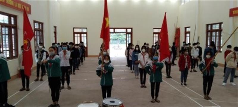 (Chỉ huy Đội và Phụ trách Sao nhi đồng học các kỹ năng)