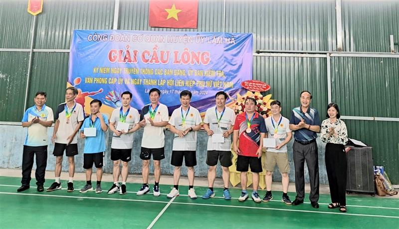 Hình ảnh trao giải đôi nam tại Giải cầu lông Công đoàn cơ quan Huyện ủy năm 2024