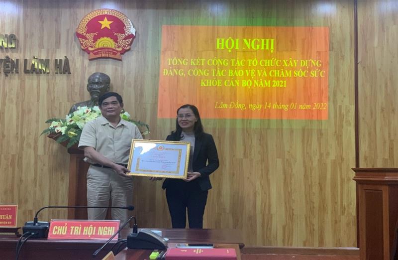 Đồng chí Hà Văn Thuận, Phó Bí thư Thường trực Huyện ủy trao giấy khen của Ban Tổ chức Tỉnh ủy cho tập thể Ban Tổ chức Huyện ủy về thành tích xuất sắc trong công tác tổ chức xây dựng Đảng năm 2021 (Hội nghị trực tuyến ngành tổ chức xây dựng Đảng năm 2021)