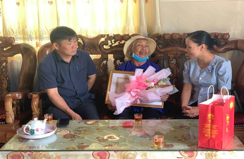 Đồng chí Giáp Thị Thủy, UV BTV Huyện ủy, Trưởng Ban Tổ chức Huyện ủy cùng lãnh đạo địa phương thay mặt Ban Thường vụ Huyện ủy trao tặng Huy Hiệu Đảng và thăm hỏi Đảng viên lớn tuổi dịp 02/9/2022.
