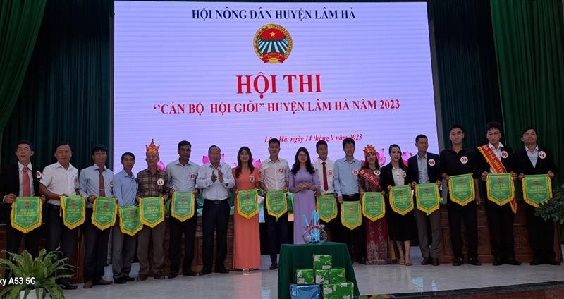 ( Lãnh đạo trao cờ Lưu niệm cho 16 thi sinh tham gia Hội thi)