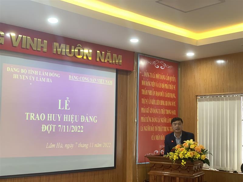 Đồng chí Đặng Đức Hiệp, Ủy viên Ban Thường vụ Tỉnh ủy, Chủ nhiệm Ủy ban Kiểm tra Tỉnh ủy phát biểu tại Lễ trao Huy hiệu Đảng.