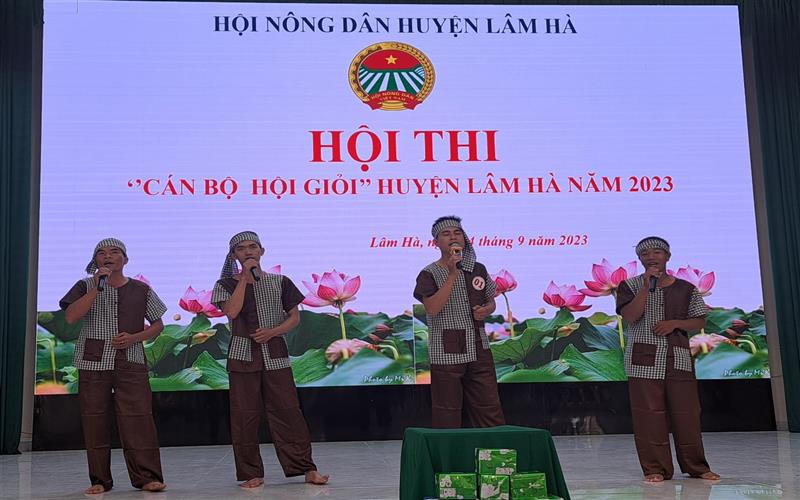 (các thí sinh tham gia thi phần năng khiếu)