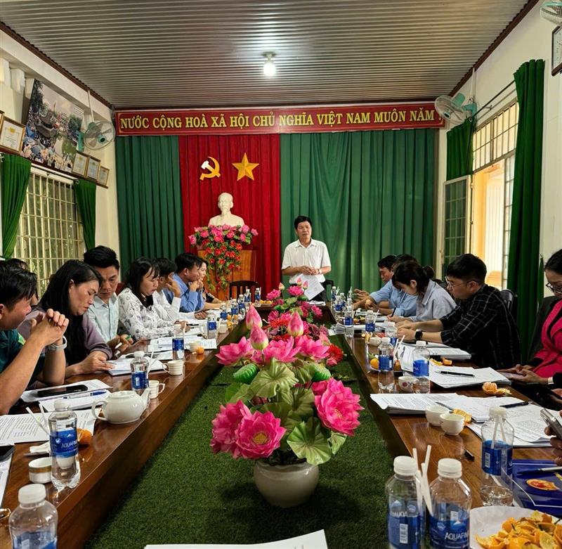 Đồng chí Nguyễn Văn Tân, Phó Bí thư Thường trực Huyện ủy, Chủ tịch HĐND huyện Trưởng Đoàn công tác phát biểu kết luận tại buổi làm vợi với Đảng ủy xã Gia Lâm.