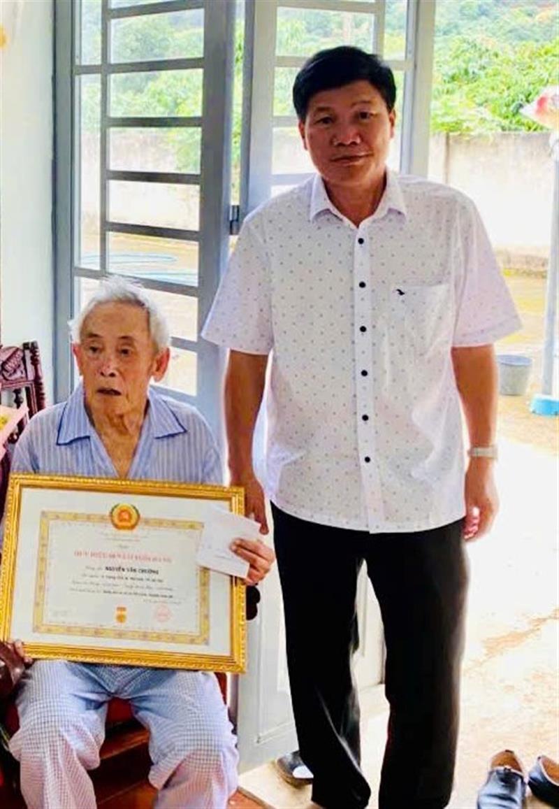 Đồng chí Nguyễn Văn Tân – Phó Bí thư Thường trực Huyện ủy, Chủ tịch HĐND huyện trao tặng huy hiệu Đảng 60 năm tuổi Đảng tại gia đình cụ Nguyễn Văn Chưởng, thôn 2 xã Mê Linh