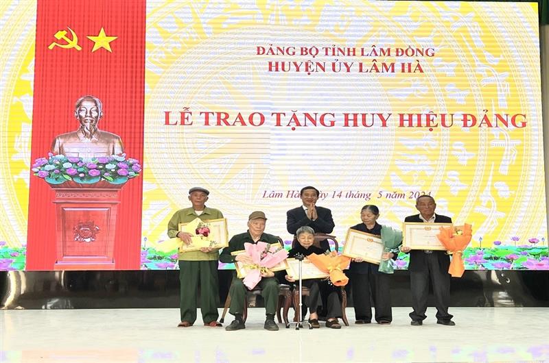 Đồng chí Nguyễn Thái Học, Quyền Bí thư Tỉnh ủy trao Huy hiệu 60 năm tuổi Đảng cho các đảng viên