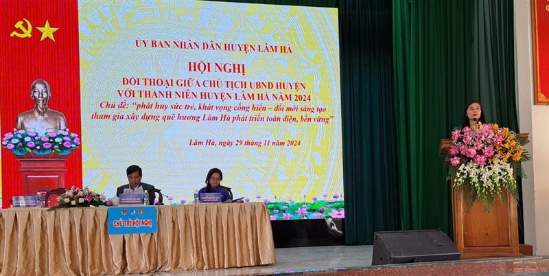Đồng chí Nguyễn Thị Thanh Nhung, HUV, Trưởng phòng Nội vụ huyện báo cáo tình hình hoạt động công tác thanh niên của huyện.