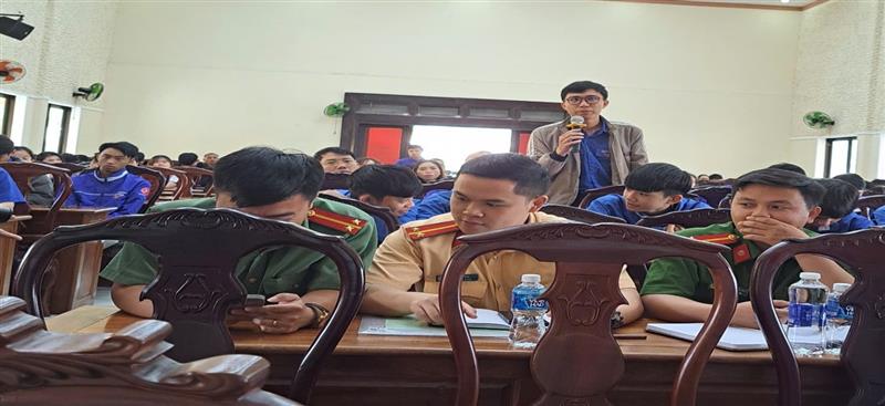 Thanh niên nêu ý kiến, đề xuất, kiến nghị tại hội nghị đối thoại.