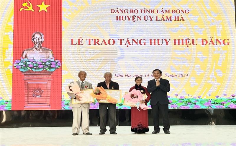 Đồng chí Nguyễn Thái Học, Quyền Bí thư Tỉnh ủy trao Huy hiệu 55 năm tuổi Đảng cho các đảng viên
