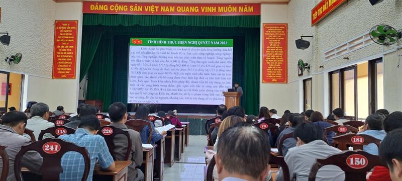 Cán bộ, công chức, viên chức tại Hội trường Huyện ủy nghe báo cáo Nghị quyết 12. Ảnh: Minh Phúc- BTG Huyện ủy