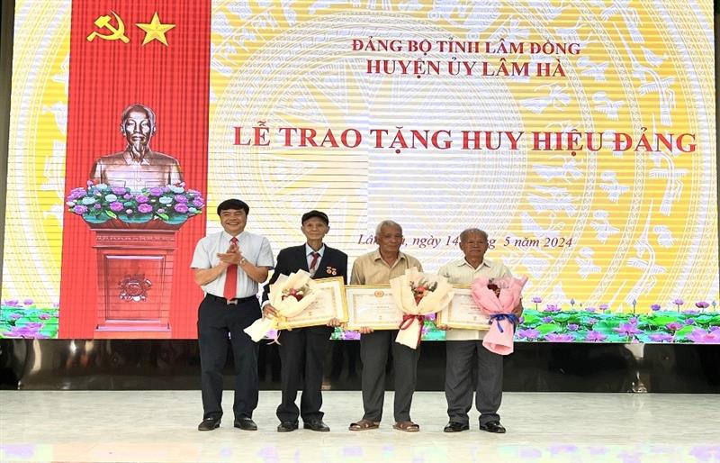 Đồng chí Đặng Đức Hiệp, UVBTVTU, Chủ nhiệm Ủy ban Kiểm tra Tỉnh ủy trao Huy hiệu 50 năm tuổi Đảng cho các đảng viên