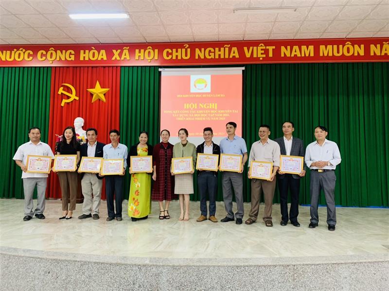 Khen thưởng các tập thể và cá nhân có thành tích xuất sắc trong năm 2022