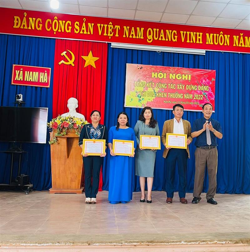 Khen thưởng các tập thể và cá nhân có thành tích xuất sắc trong năm 2022