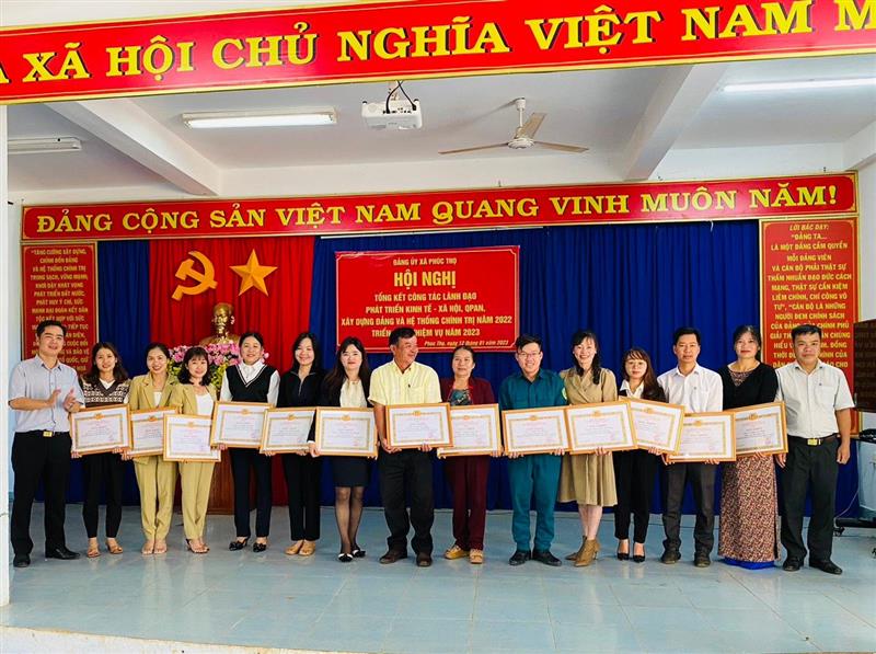 Khen thưởng các tập thể và cá nhân có thành tích xuất sắc trong năm 2022