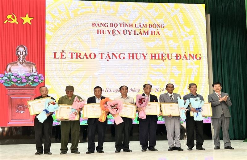 Đồng chí Nguyễn Văn Sơn, Tỉnh ủy viên, Bí thư Tỉnh ủy trao Huy hiệu 45 năm tuổi Đảng cho các đảng viên
