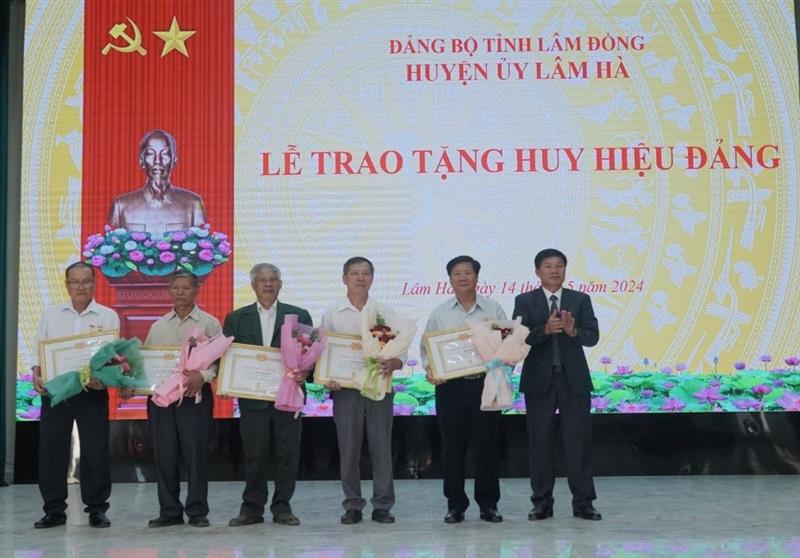 Đồng chí Nguyễn Văn Tân, Phó Bí thư Huyện ủy, Chủ tịch HĐND huyện trao Huy hiệu 40 năm tuổi Đảng cho các đảng viên