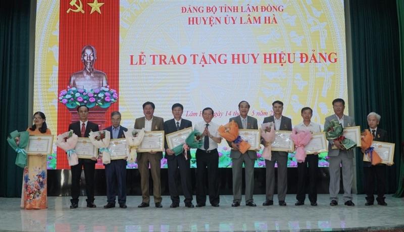 Đồng chí Nguyễn Văn Hoàng, Phó Bí thư Huyện ủy, Chủ tịch UBND huyện  trao Huy hiệu 30 năm tuổi Đảng cho các đảng viên (trong đó có 03 đồng chí là Ủy viên Ban Thường vụ Huyện ủy)