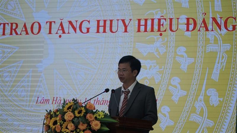 Đồng chí Nguyễn Văn Sơn, Tỉnh ủy viên, Bí thư Huyện ủy phát biểu tại Lễ trao Huy hiệu Đảng