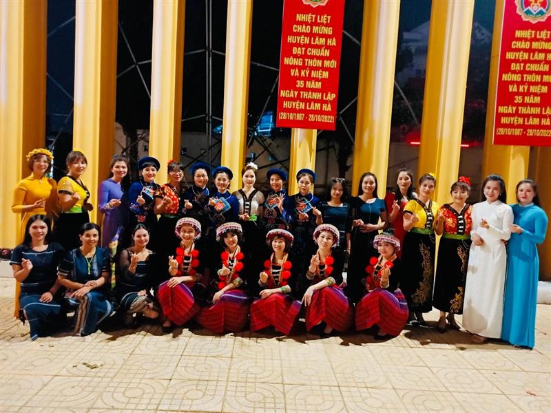 Đội ngũ CBCC tham dự các hoạt động văn nghệ của huyện
