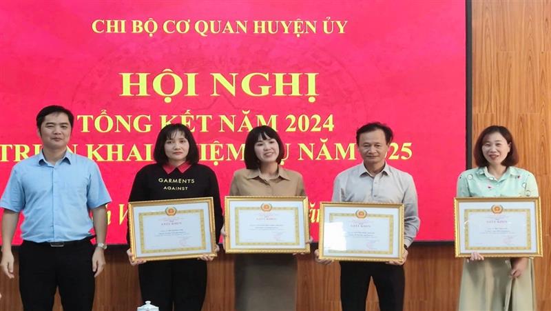 Đồng chí Phan Tiến Dũng – HUV, Phó Bí thư Chi bộ trao tặng Giấy khen của Chi bộ cho các đồng chí đảng viên hoàn thành xuất sắc nhiệm vụ năm 2024