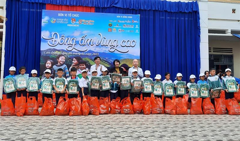 Đồng chí Phạm Thị Phúc - UVBTV, Trưởng Ban Dân vận Tỉnh ủy, đồng chí Hoàng Thanh Hải - TUV, Bí thư Huyện ủy, Chủ tịch HĐND huyện, đồng chí Trần Linh Sơn - Giám đốc Trung tâm tư vấn thanh niên - trực thuộc Trung ương Hội Liên hiệp Thanh niên Việt Nam - Trưởng Ban tổ chức chương trình “Đông ấm vùng cao” trao quà cho các em học sinh trong Chương trình “Đông ấm vùng cao” tại thôn Pretieng  xã Phú Sơn năm 2022