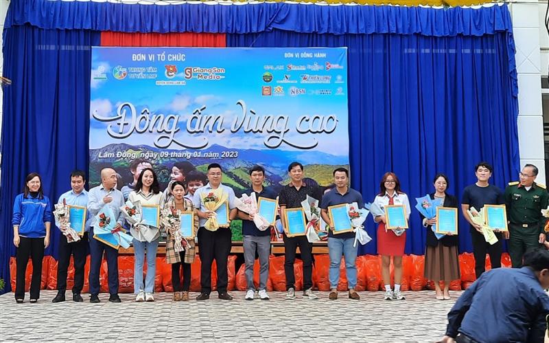 Đồng chí Trần Thị Hồng Hạnh – HUV, Bí thư Huyện Đoàn và đồng chí Ngô Đức Long – HUV, Chính trị viên Ban Chỉ huy Quân sự huyện trao thư cảm ơn và tặng hoa cho các đơn vị tài trợ đồng hành tổ chức Chương trình “Đông ấm vùng cao”