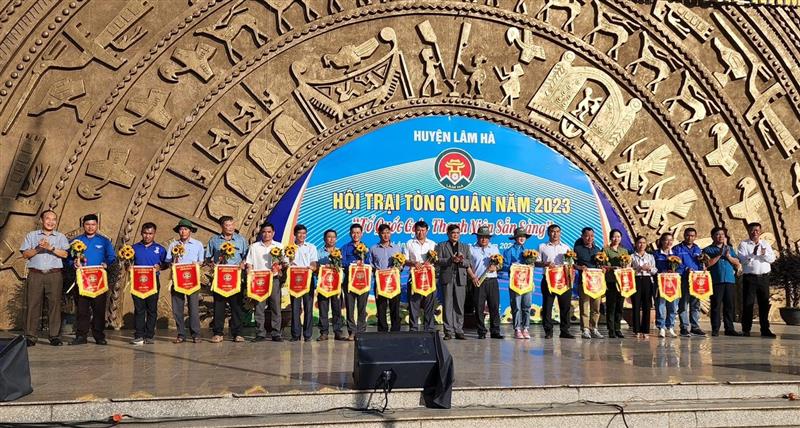 Lãnh đạo huyện tặng cờ lưu niệm cho các tiểu trại