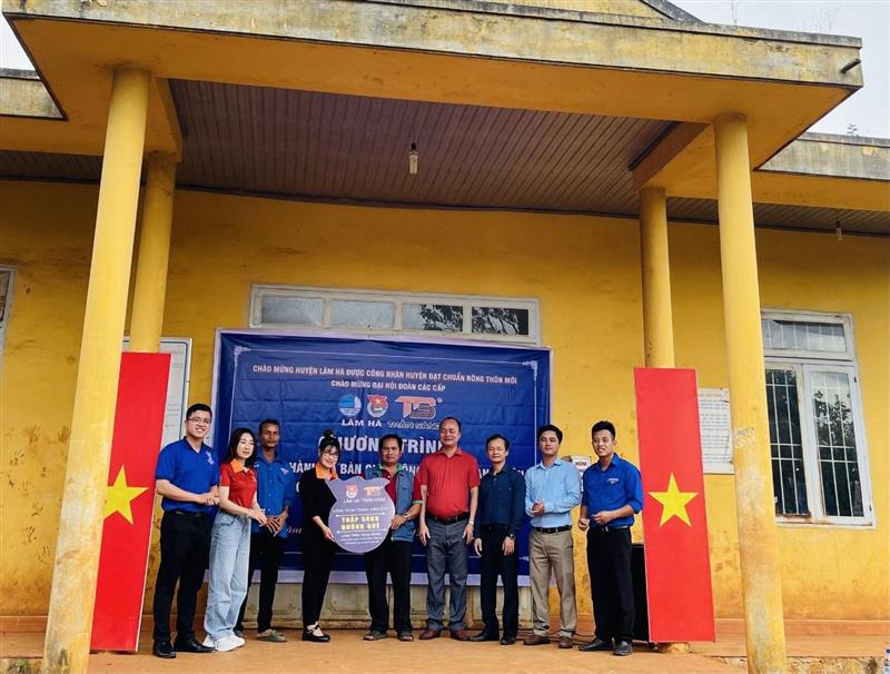 Khánh thành công trình thanh niên thắp sáng đường quê tại xã Tân Thanh