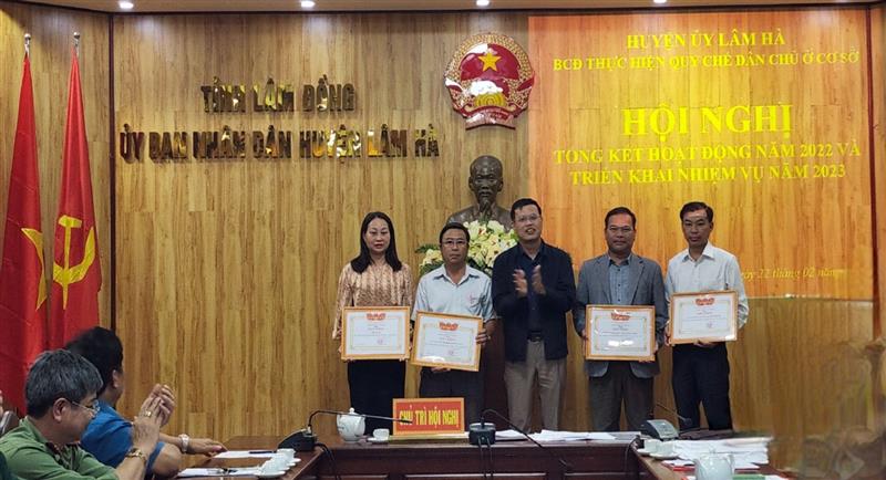 Đồng chí Hoàng Sỹ Bích – Phó Bí thư Huyện ủy, Chủ tịch UBND huyện, Trưởng ban Chỉ đạo thực hiện Quy chế dân chủ ở cơ sở huyện trao giấy khen cho các tập thể có thành tích xuất sắc trong thực hiện quy chế dân chủ ở cơ sở năm 2022