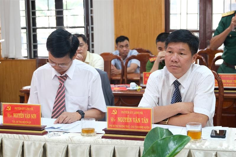 Các đồng chí lãnh đạo huyện Lâm Hà tham dự buổi làm việc