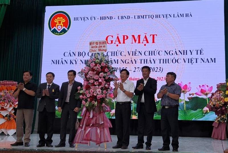 Lãnh đạo huyện tặng hoa chúc mừng ngành Y tế