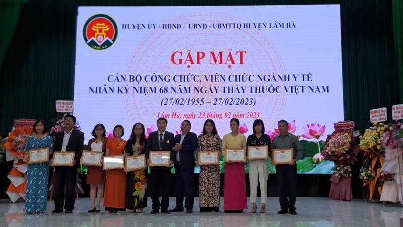 Lãnh đạo Sở Y tế trao giấy khen cho tập thể cá nhân xuất sắc năm 2022