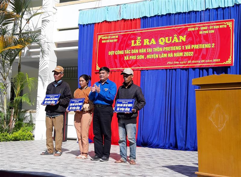 Đồng chí Hà Văn Thuận, phó Bí thư Thường trực Huyện ủy trao tiền xây nhà cho hộ nghèo tại thôn Pretieng, xã Phú Sơn, huyện Lâm Hà