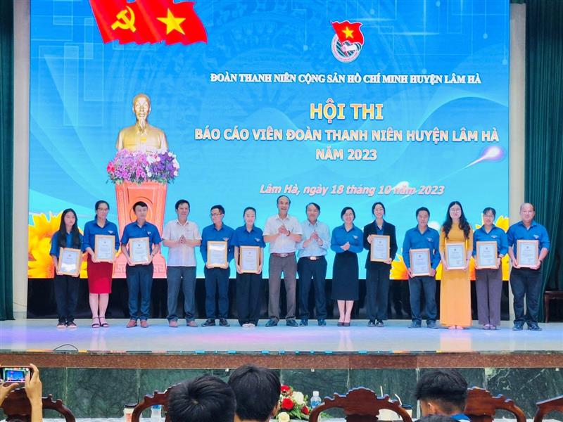 Ban tổ chức Hội thi trao Quyết định và Giấy chứng nhận báo cáo viên