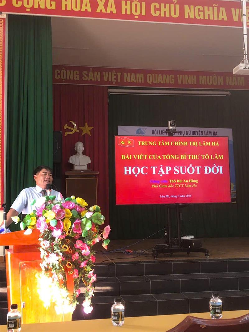 (Đ/c Bùi an Hùng- PGĐ trung tâm chính trị huyện lên lớp)