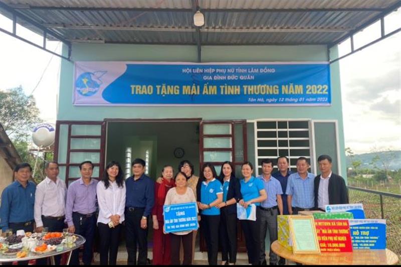 Hội LHPN huyện trao tặng Mái ấm tình thương năm 2022
