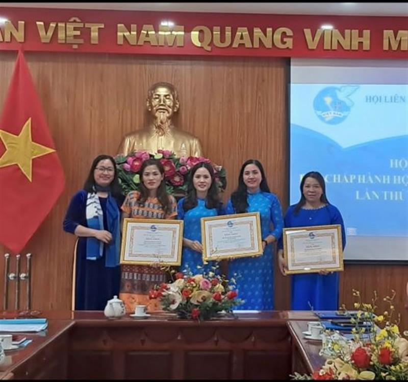 Hội LHPN huyện khen thưởng phụ nữ cơ sở năm 2022