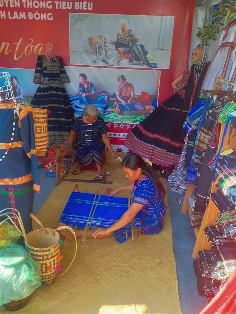 Nghề dệt thổ cẩm của bà con đồng bào dân tộc thiểu số thôn Đam Pao, xã Đạ Đờn, huyện Lâm Hà