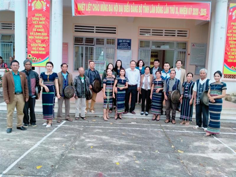 Đồng chí Đinh Đức Chí - UVBTVHU, Phó Chủ tịch UBND huyện và  đội văn nghệ ĐBDTTS xã Đạ Đờn, huyện Lâm Hà