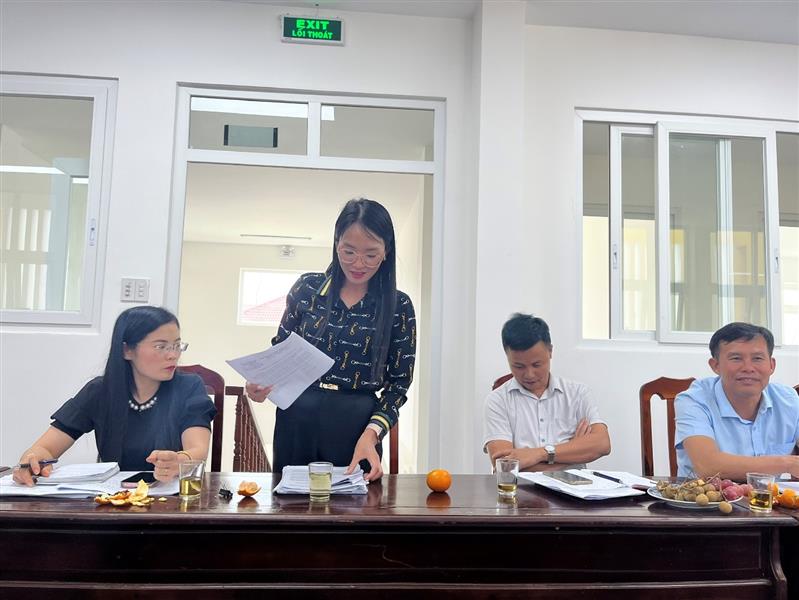 Đồng chí Phạn Thị Tâm - Phó Trưởng phòng Nông nghiệp - Môi trường huyện phát biểu tại buổi làm việc