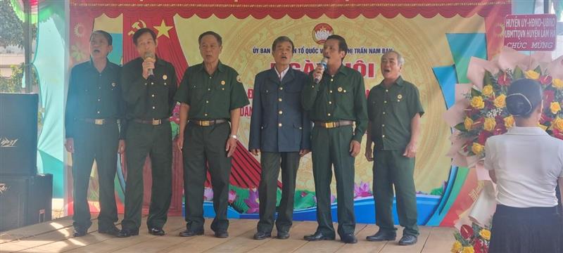 Các đồng chí Cựu chiến binh tham gia văn nghệ tại ngày hội  Đại Đoàn kết khu dân cư